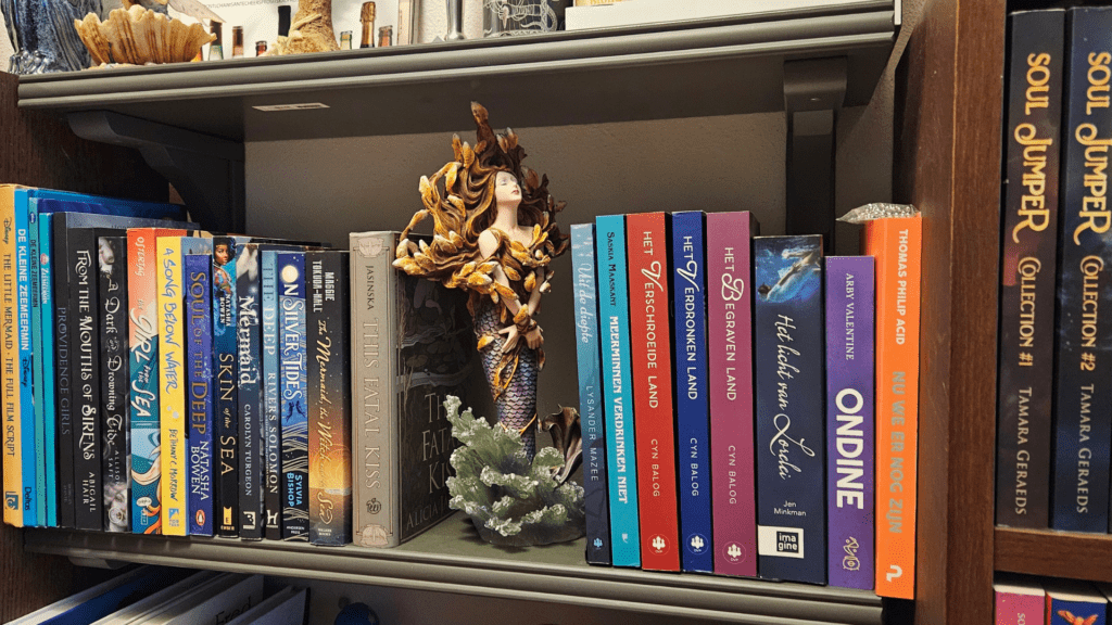 Mermay: 31 boekentips voor het zeemeermin-gevoel rij boeken met zeemeerminnen erin