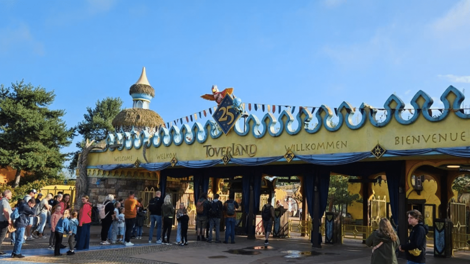 Is de Efteling zoveel beter dan Toverland? Ingang van pretpark Toverland met 25-jarige jubileum logo